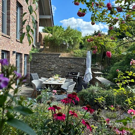 Attraktive Wohnung-Elztalidyll-Zwischen Mosel,Nuerburgring Und Burg Eltz Kollig Esterno foto