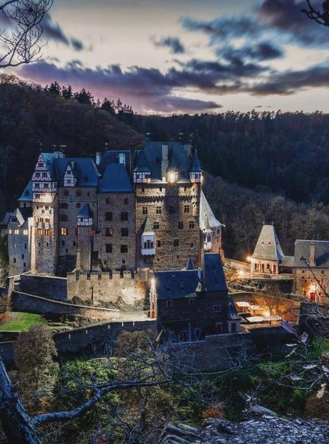 Attraktive Wohnung-Elztalidyll-Zwischen Mosel,Nuerburgring Und Burg Eltz Kollig Esterno foto