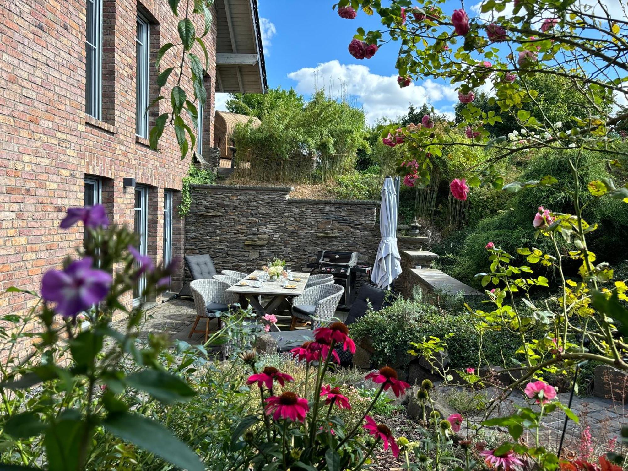 Attraktive Wohnung-Elztalidyll-Zwischen Mosel,Nuerburgring Und Burg Eltz Kollig Esterno foto
